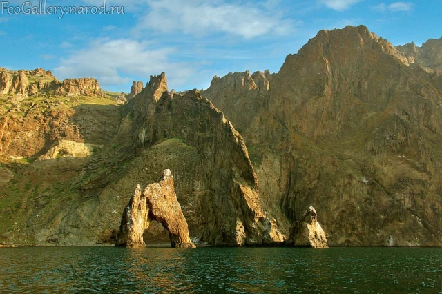 Фото Крым. Вид на Золотые ворота и скалу Лев с моря