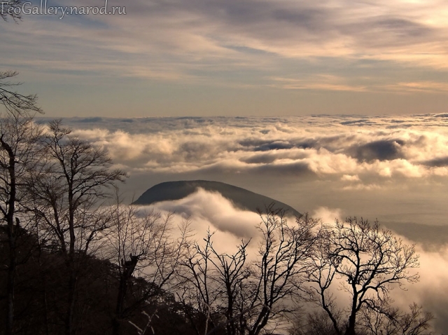 Фото Крым. Вид на Аю-Даг в облаках с Крымских гор